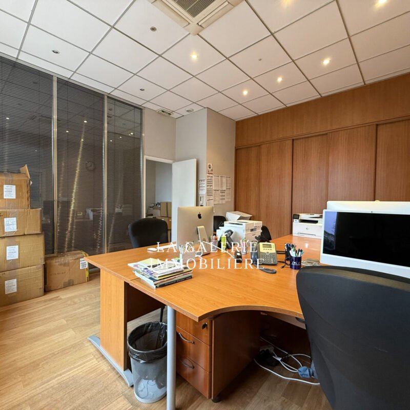 Local/Bureaux à louer avec parking à Puteaux (92800)