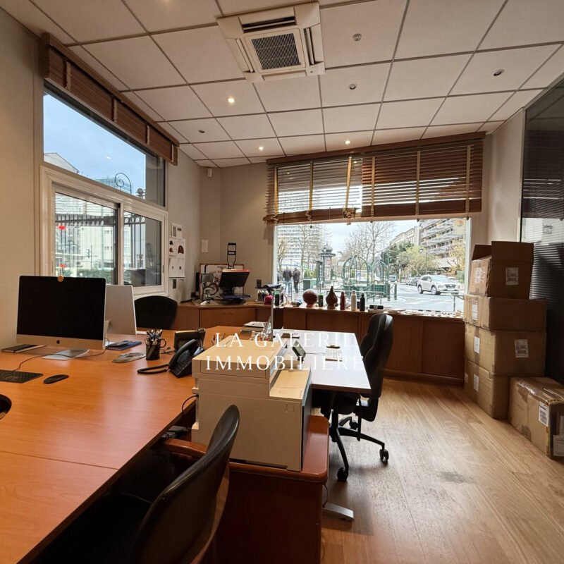Local/Bureaux à louer avec parking à Puteaux (92800)