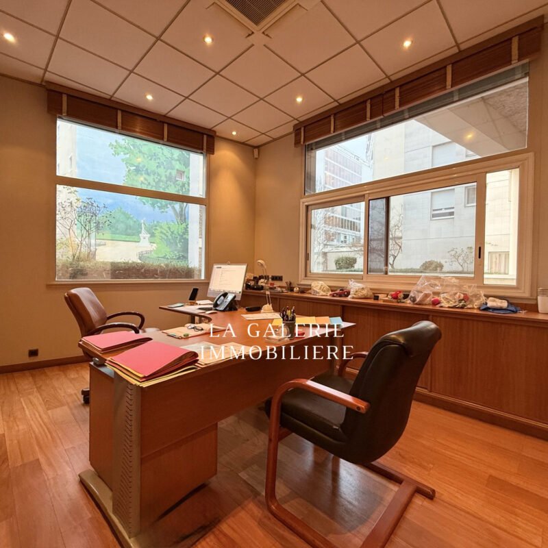 Local/Bureaux à louer avec parking à Puteaux (92800)