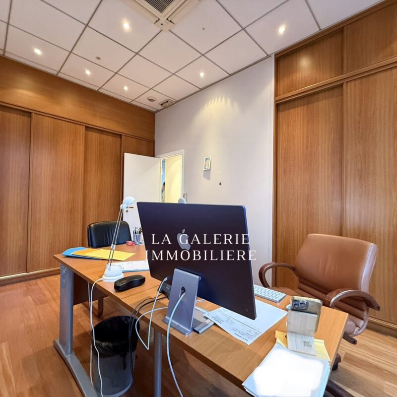 Local/Bureaux à louer avec parking à Puteaux (92800)