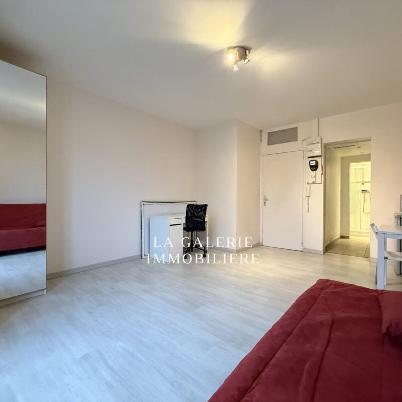 Studio 24,83 m² et une cave à Puteaux (92800)