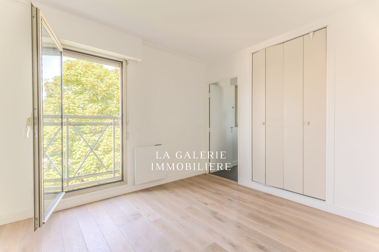 Suresnes – Quartier Liberté – Appartement 4 pièces 99 m² – Vue Tour Eiffel & vue dégagée – Balcon – Tram La Défense 8 min à Suresnes (92150) – Image 6