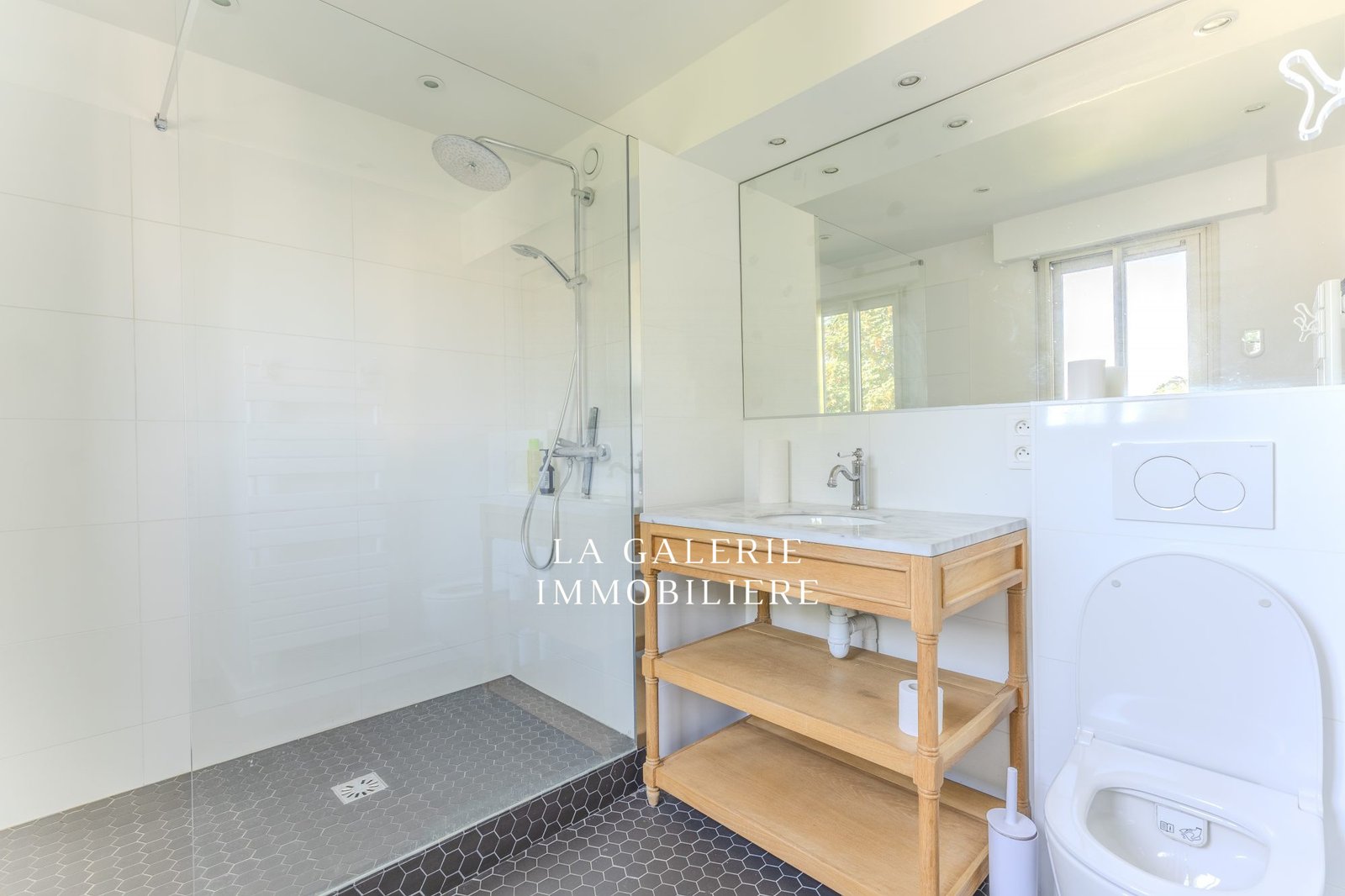 Suresnes – Quartier Liberté – Appartement 4 pièces 99 m² – Vue Tour Eiffel & vue dégagée – Balcon – Tram La Défense 8 min à Suresnes (92150) – Image 8