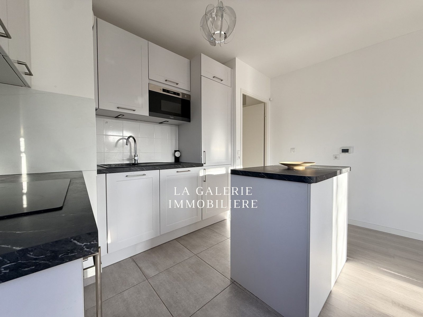 Location meublée - 3 pièces 65 m² avec cave et parking à Puteaux (92800) – Image 3