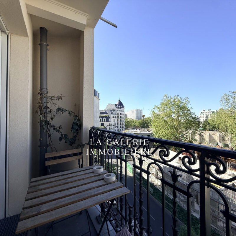 Location 2 pièces meublée avec loggia et balcon à Puteaux (92800)