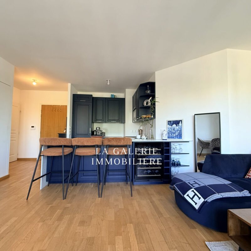 Location 2 pièces meublée avec loggia et balcon à Puteaux (92800)