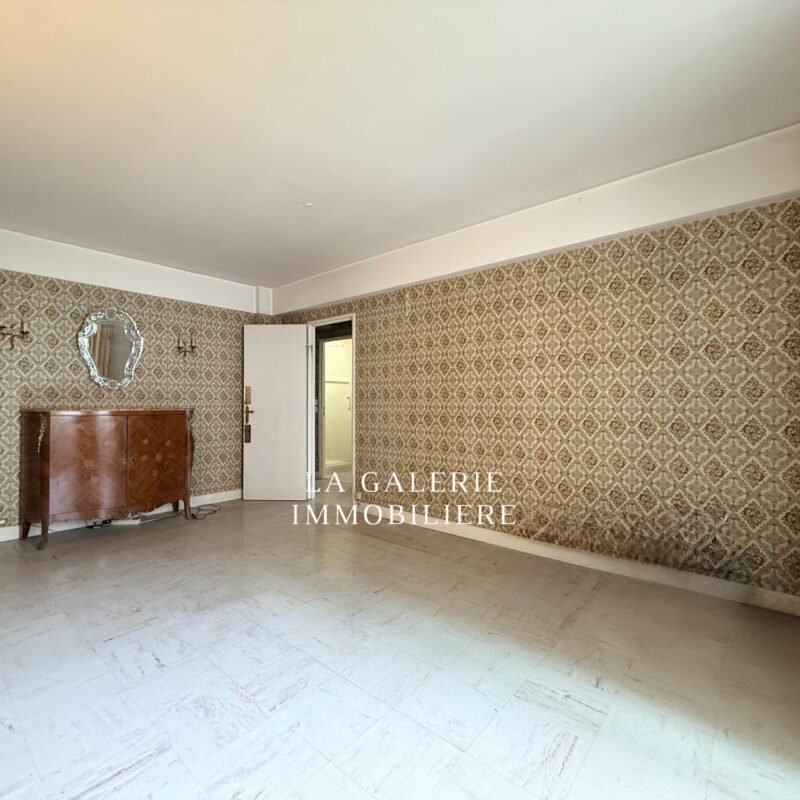 Appartement 4 pièces à rénover avec balcon, cave et 2 parkings à Puteaux (92800)