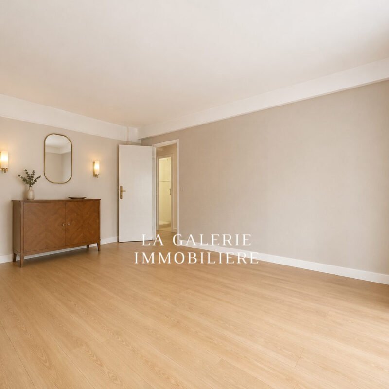 Appartement 4 pièces à rénover avec balcon, cave et 2 parkings à Puteaux (92800)