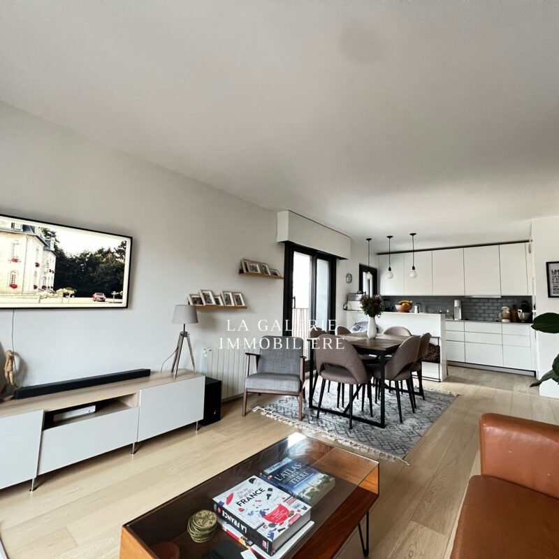 Appartement 3 pièces 2 balcons, cave et parking à Puteaux (92800)